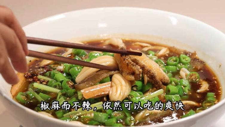 小米跟随董克平老师餐桌来探访北京宴,大爱的鱼子酱烤鸭一口下去满满的幸福感、凉菜:京味广茄,